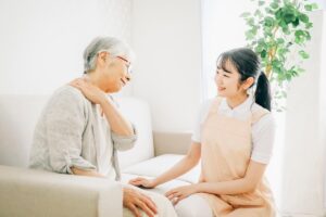 介護する女性と高齢者